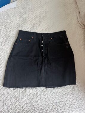 Levi’s Premium Ribcage Black Denim Mini Skirt Size 28 High Rise Raw Hem